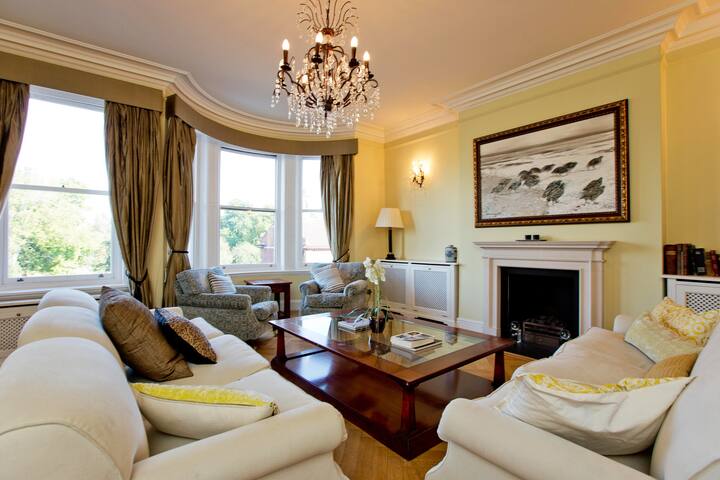 Luxurious 7 Bedroom Home with Pool Chelsea gallery image 2