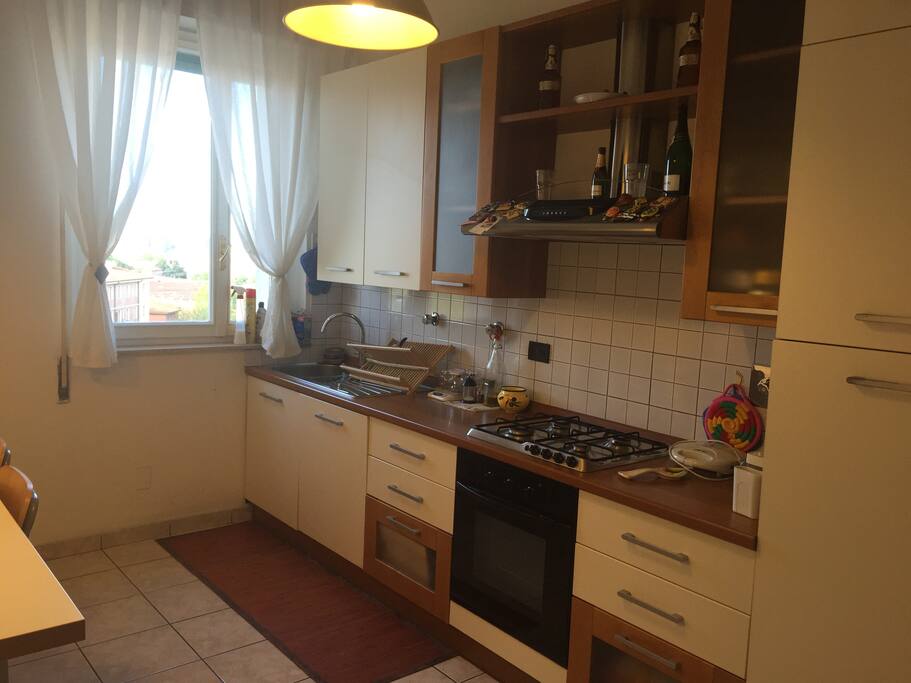 Cucina abitabile attrezzata con lavastoviglie e tavolo a muro con sgabelli