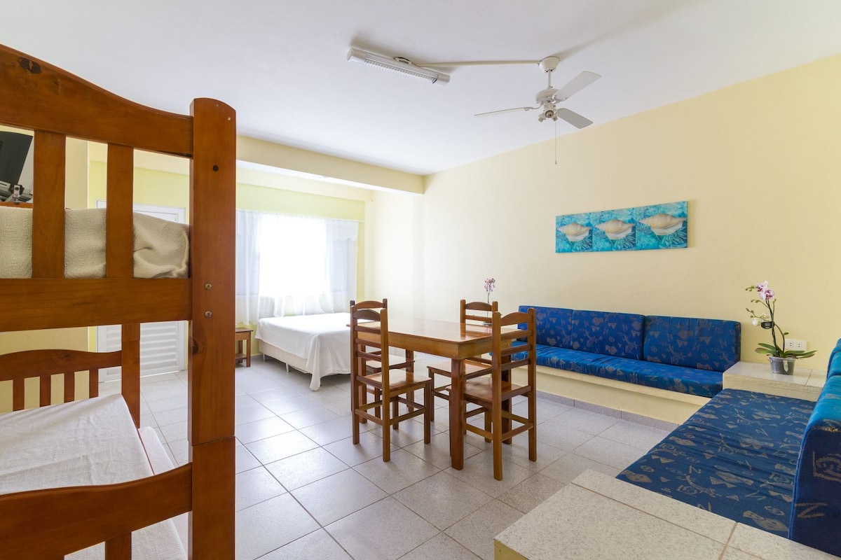 Еднокреветна соба со брачен кревет и еден кревет на спрат 
Кабинет со вентилатор на таванот 
 
LED телевизор
HD сигнал
Национални канали Отворена телевизија