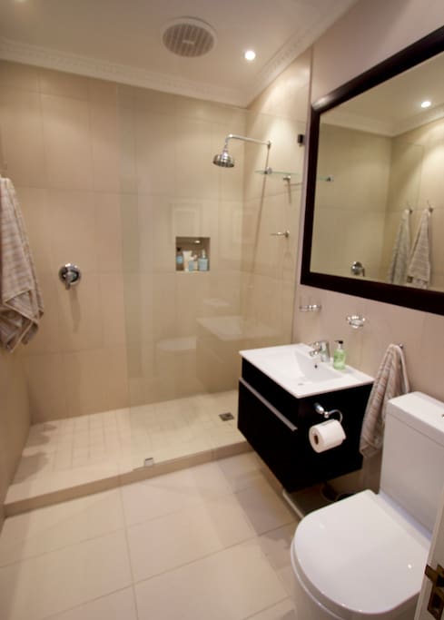 Shower room.