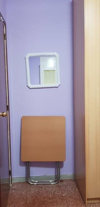 Mesa auxiliar y silla plegable .