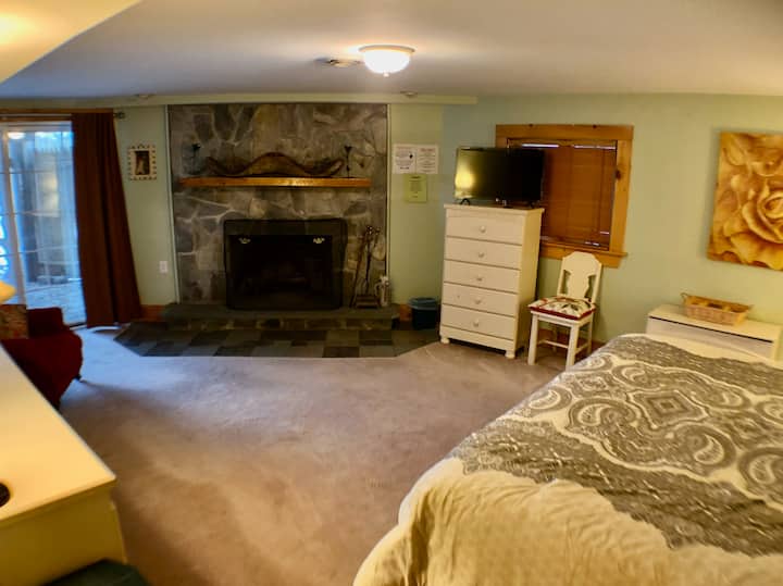 Dormitorio principal con cama tamaño king y chimenea