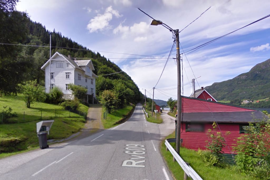 The house lies next to a quiet road which takes you to Askvoll (15min) and Førde (45 min)