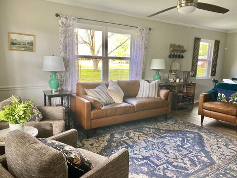 Immaculate, Grand Bay Cottage! The “Bird House”
