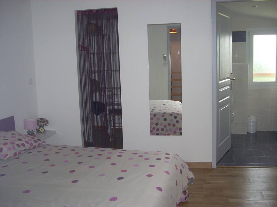 chambre principale avec sa douche à l italienne