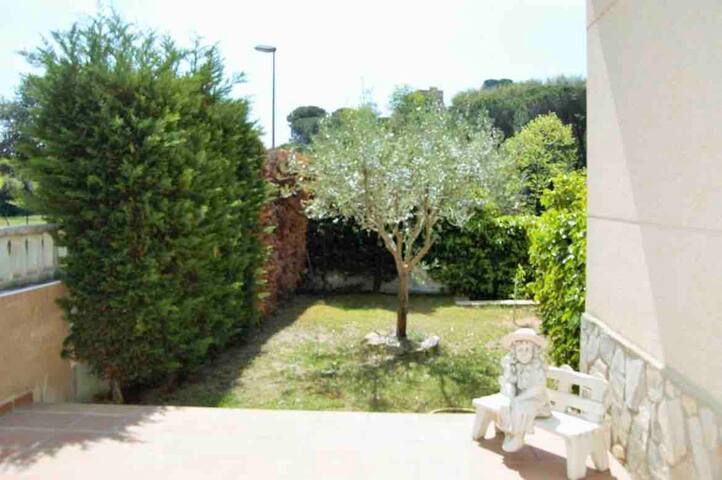 Soleada casa. Piscina, vistas, intimidad. gallery image 3