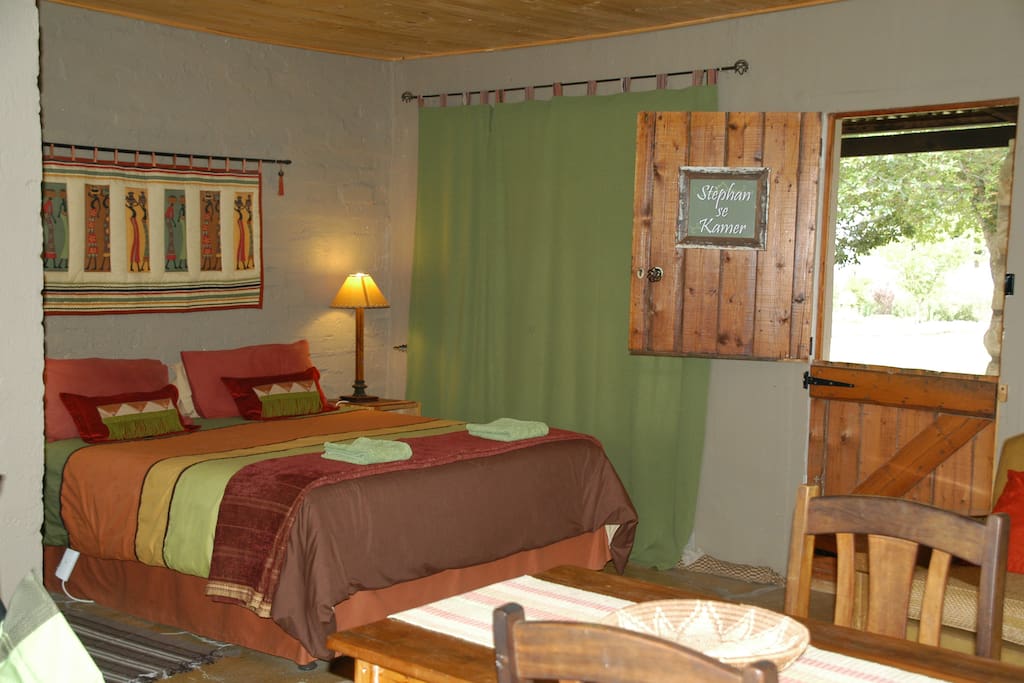 Stèphan's room with queen size bed.