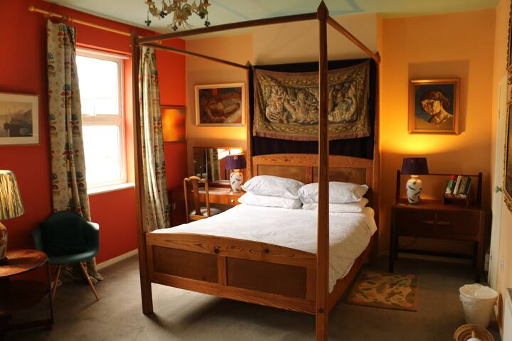 Big 4 poster bedroom with shower on Gloucester Rd
