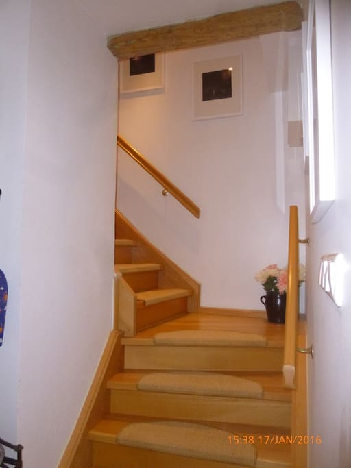 Treppenaufgang zu den Zimmern
Stairs to the guests rooms