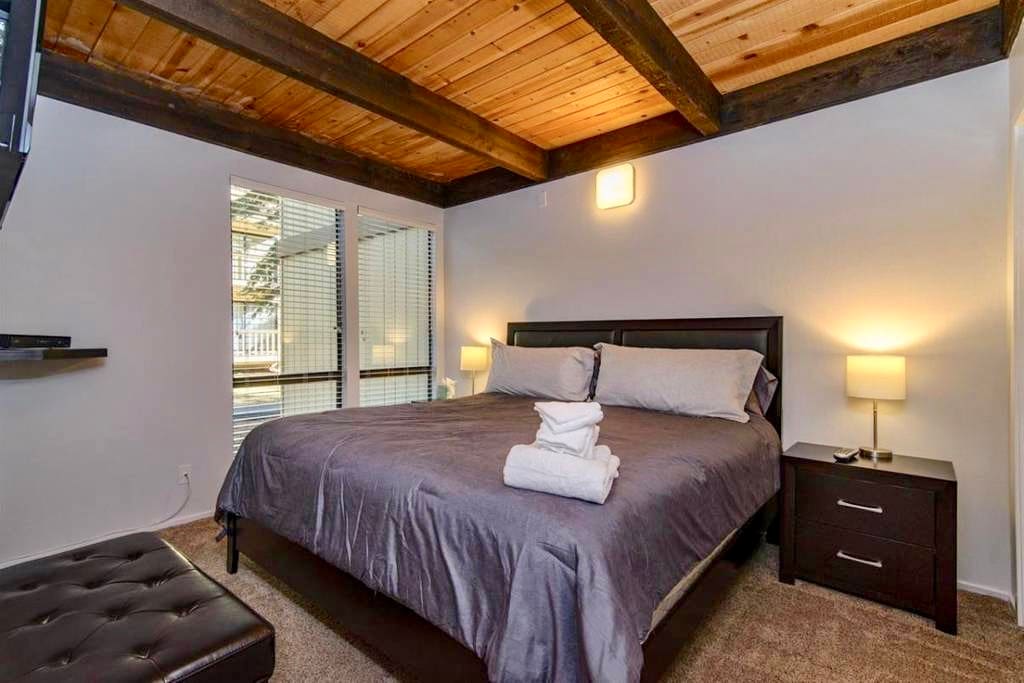 1st floor king bedroom