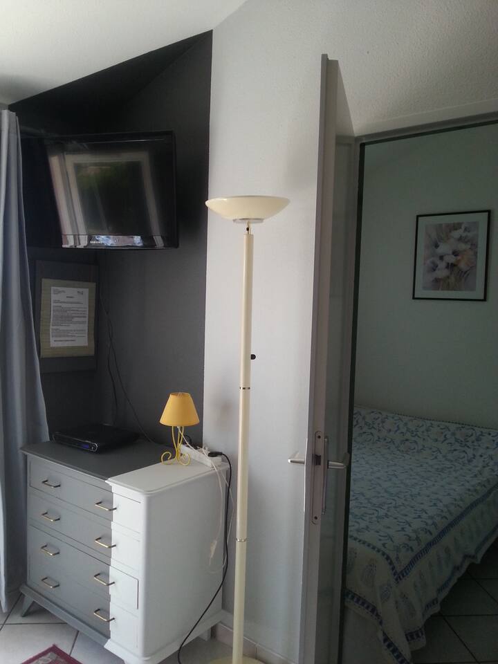 TV-området med utsikt mot sovrummet (160 av 200 sängar)