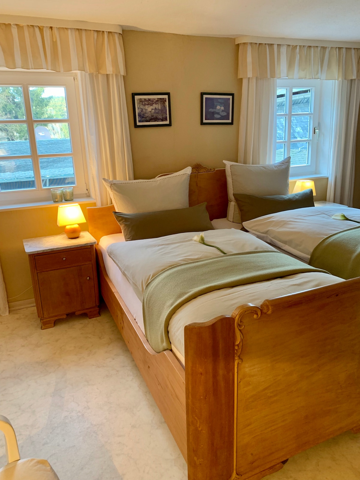 2. Schlafzimmer (Hofseite) mit eigener Dusche/WC