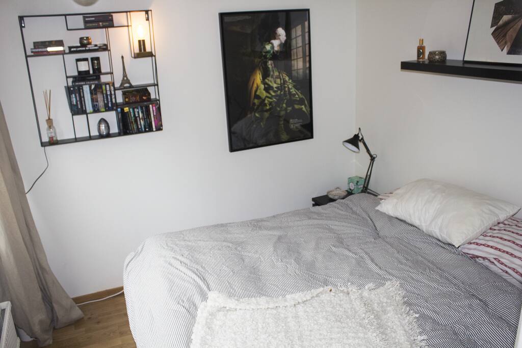 Mysigt sovrum med dubbelsäng