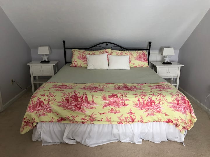 חדר שינה ראשי בקומה העליונה עם מיטת קינג סייז