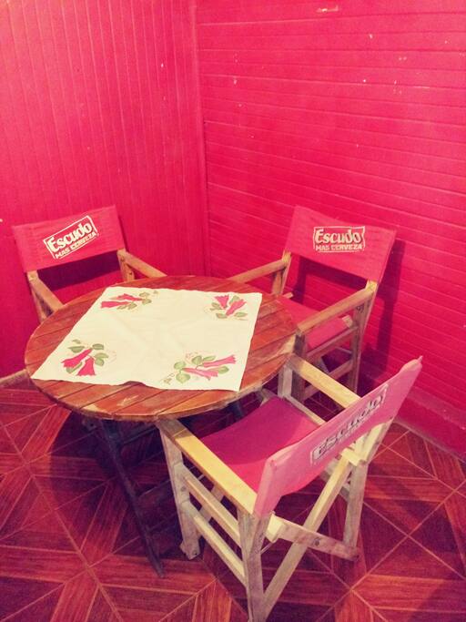 mesa y silla, para los turistas.