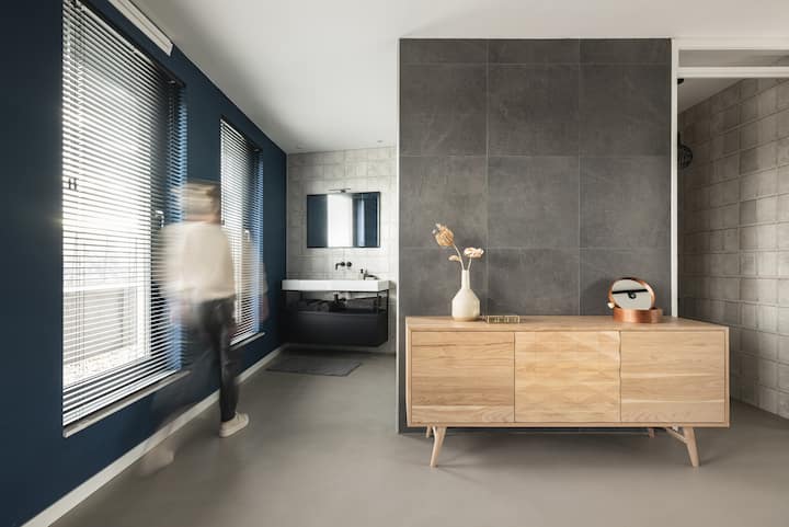 Loft met badkamer en toilet.