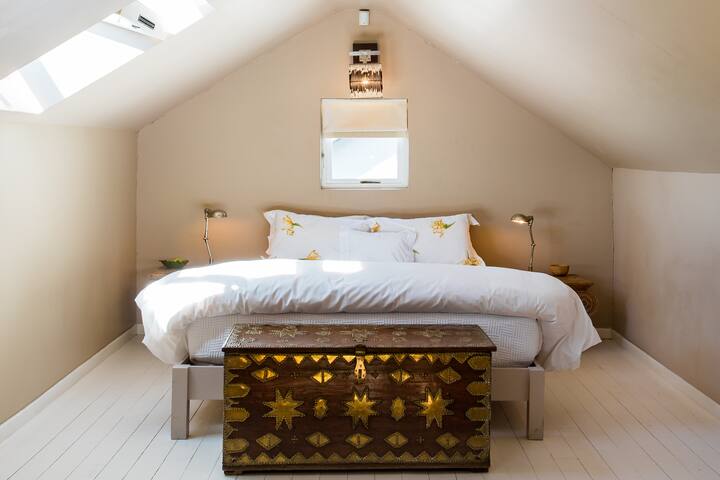 Chelsea Victorian with a Leafy Poolside Patio gallery image 2