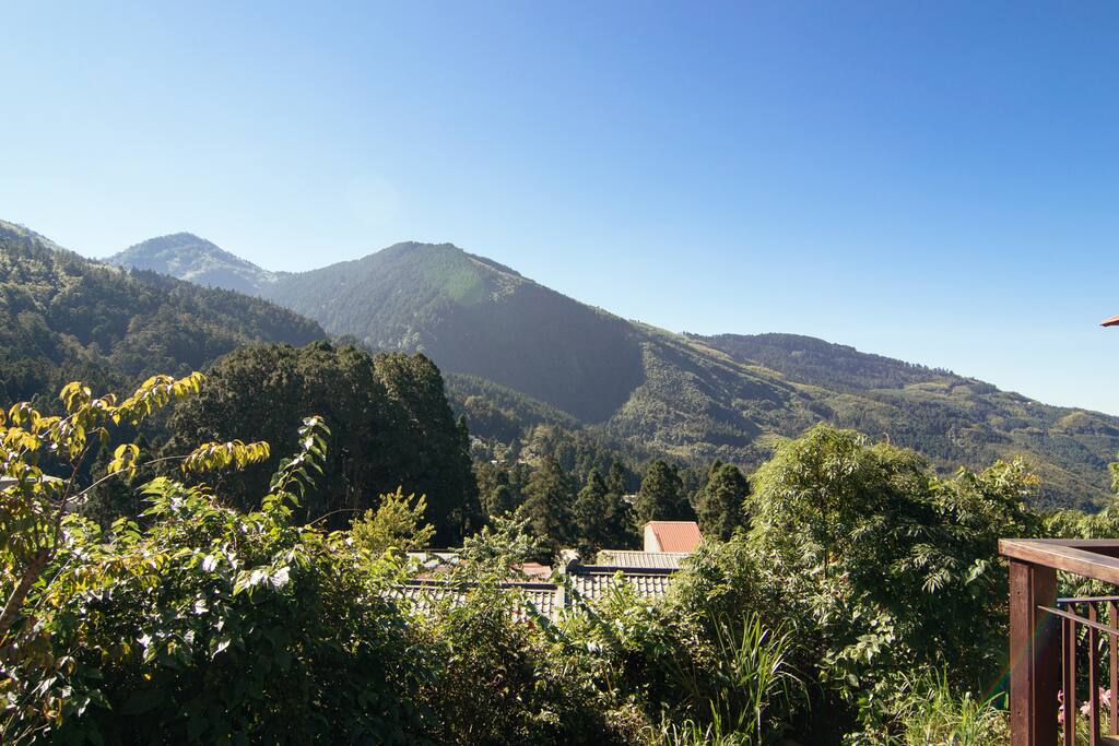 阿里山奮起湖老街上的藝術公寓,由不舞原住民藝術家打造,房間就看得到阿里山日出,包車上山搭阿里山小火車看絕美風景。