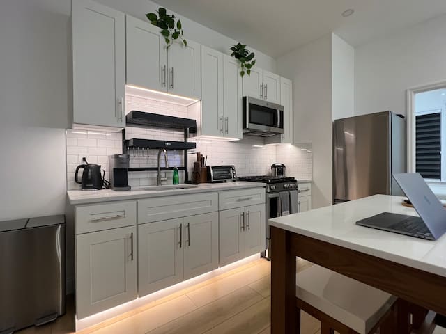 Convenient & Modern 2 Bedroom | Close to Subway