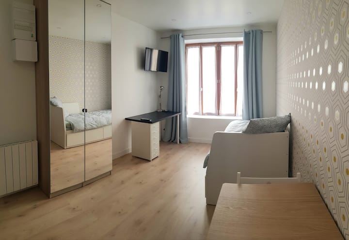 Studio Modern & Comfort Pontoise 200m from the train station