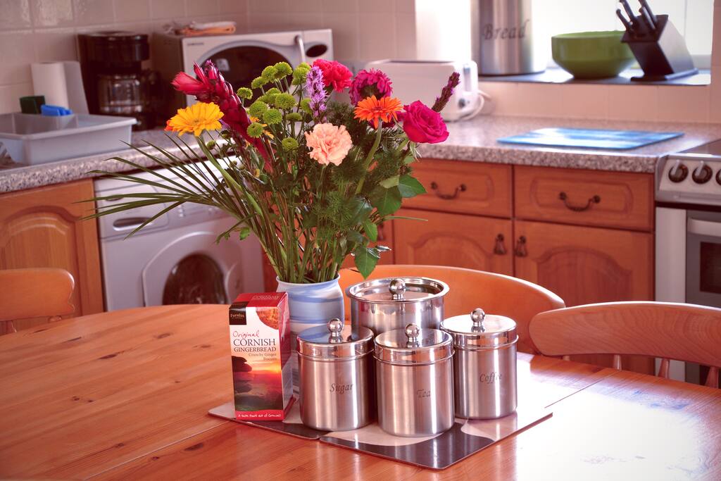 Fully equiped kitchen & dining area
