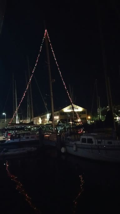 Decorated for the holidays. Warm, cozy A perfect shopping weekend away from the malls in historic Annapolis.