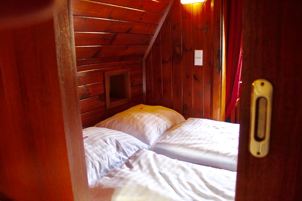 180cm Doppelbett im 1. Stock.
Erwache neben dem überdachten Patio mit Aussicht auf Dürnstein & Donau und genieße Dein Frühstück direkt neben dem Bett.