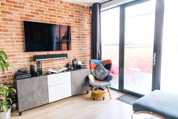 Contemporary and Quirky Urban Retreat