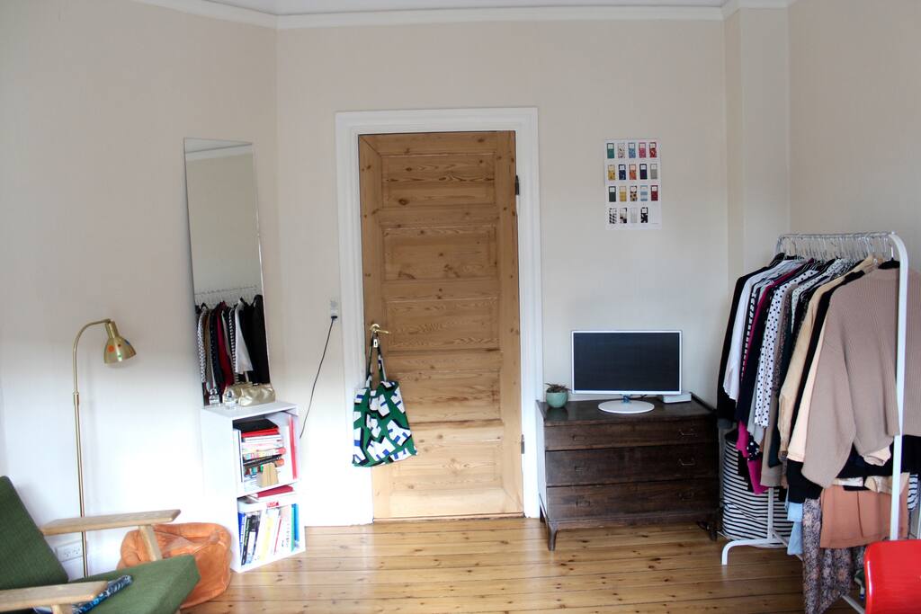 Entrance to room from hall
