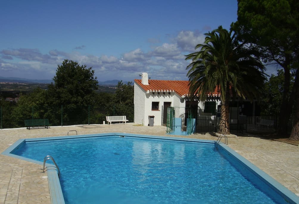 Accès libre à la piscine privative du domaine (à quelques centaines de mètres de la maison)