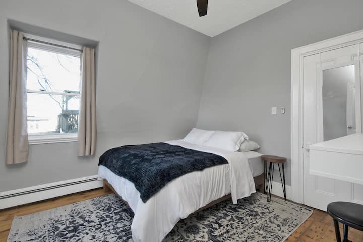 Во спалната соба 3 има многу сончева светлина. 