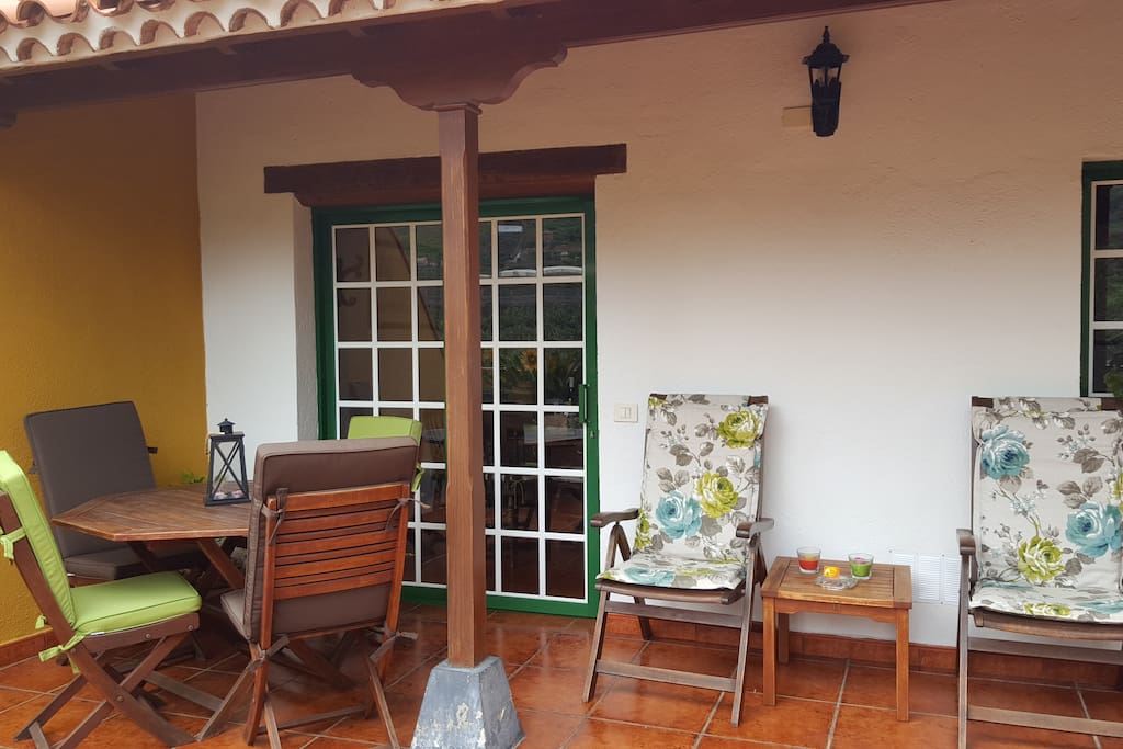 Esta terraza pertenece a la casa. Uso exclusivo para.los huéspedes. Dispone de zona de barbacoa.