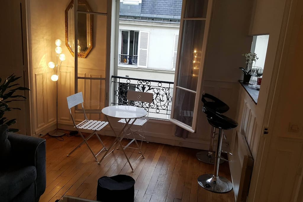 Un coin repas avec vue donnant sur les charmants toits de Paris.