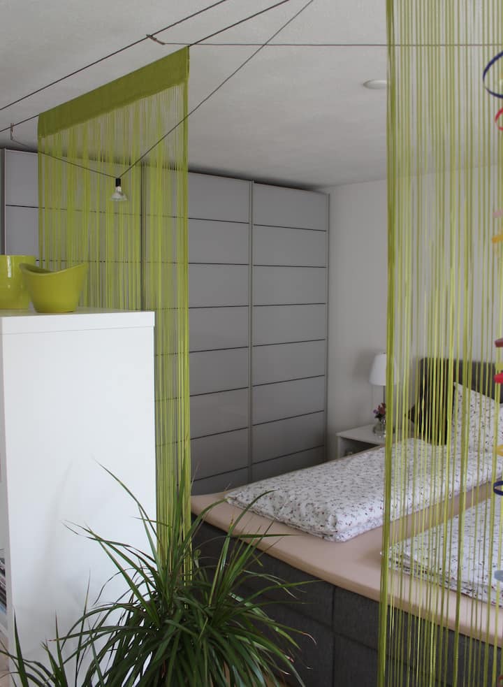 Spavaća soba vizualno odvojena od dnevnog boravka