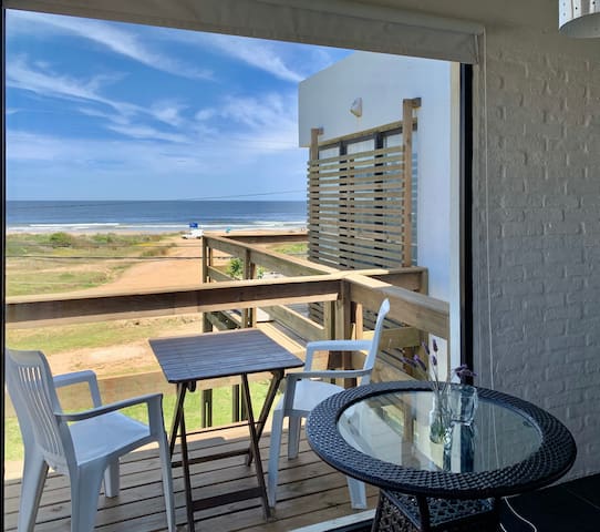 Moderno apart frente a playa Anaconda