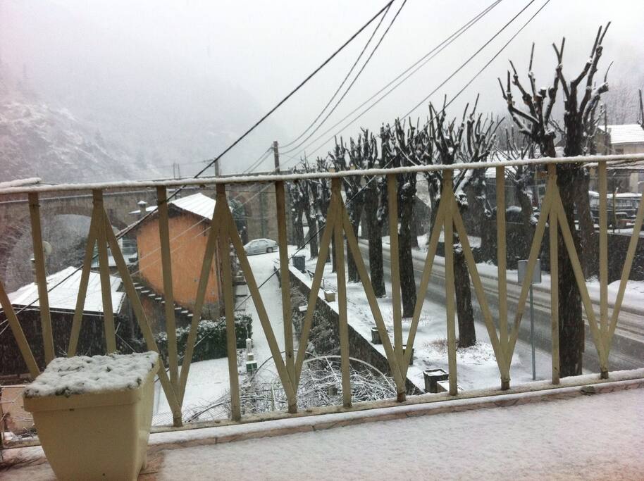 terrazza esposta al sole , vista davanti al divano