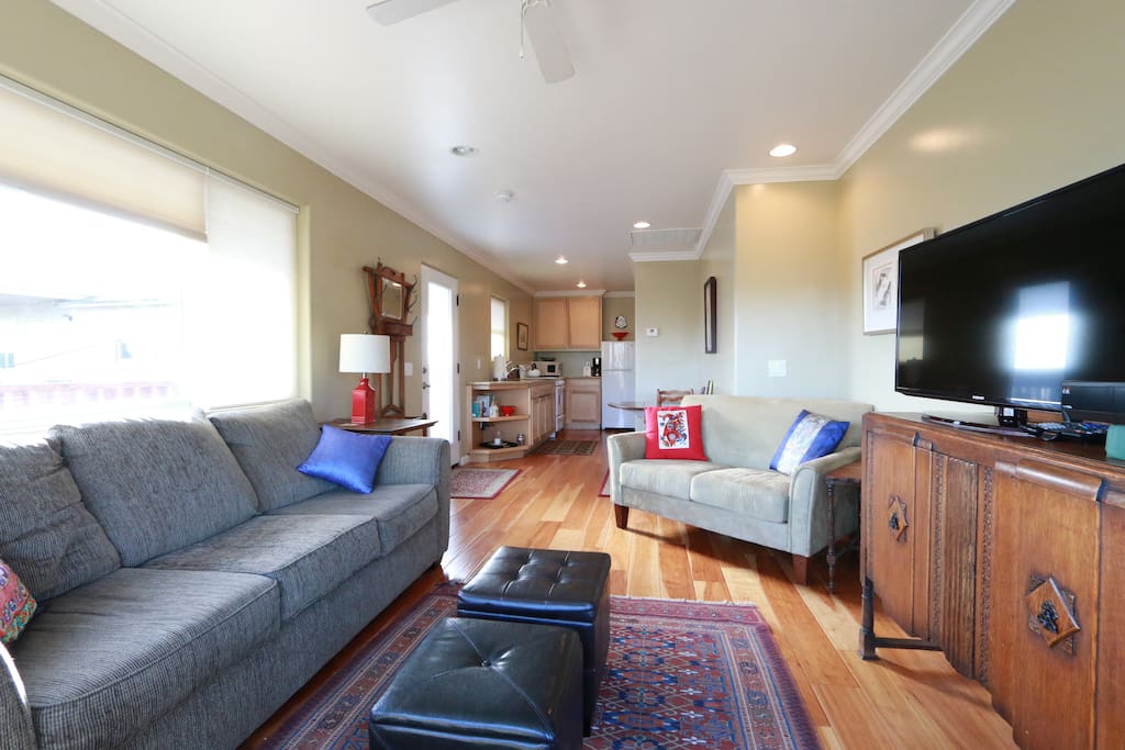 Beautiful living rooms with flat screen TV that flows right in to the updated kitchen.