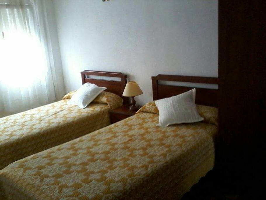 habitación con 2 camas