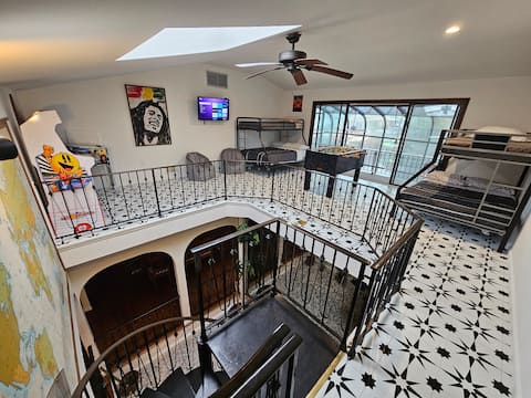 Huge Retro Waterfront Hot Tub-10 Kayaks Fireplace