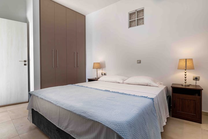 The other double bed.