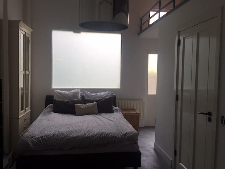 удобно легло 1 с допълнителни възглавници 