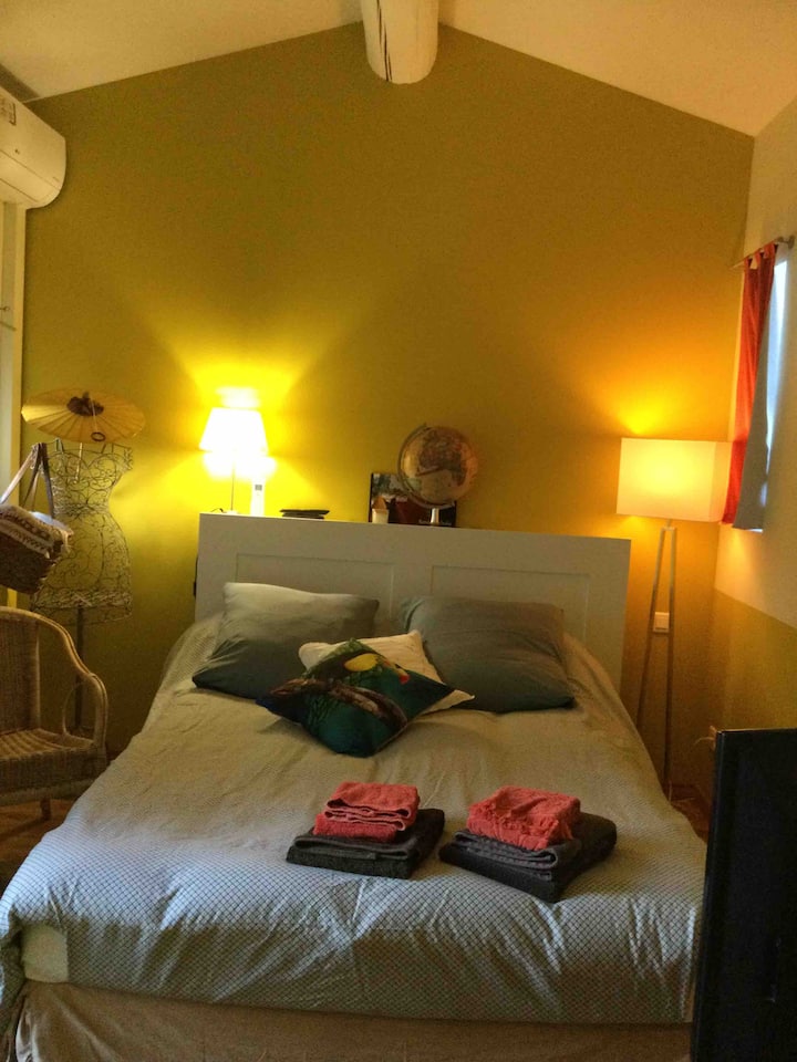 Спалня с 4 
легла в 140
Отворено към тераса и басейн 
Климатизиран 
гардероб 
с баня - обща прилежаща тоалетна със спалня 3