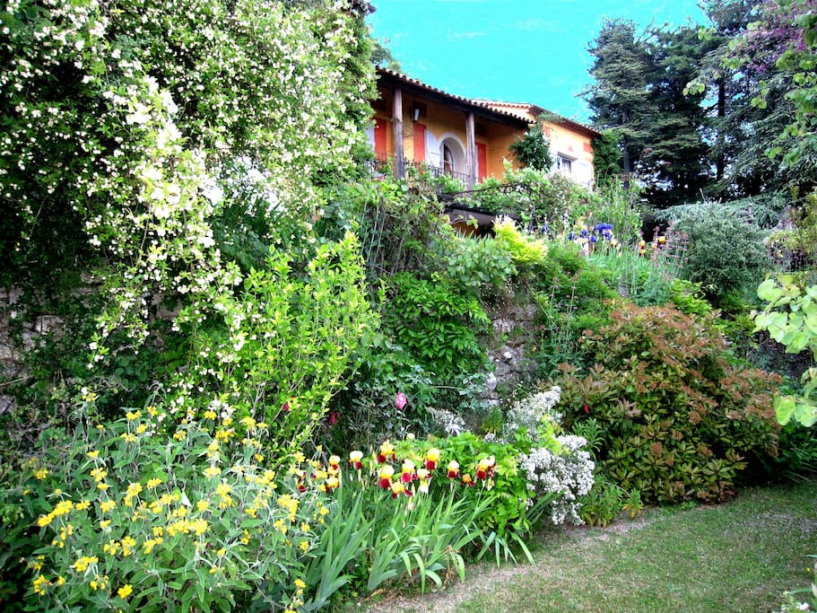 Façade plein sud avec vues panoramiques jusqu'à la mer.