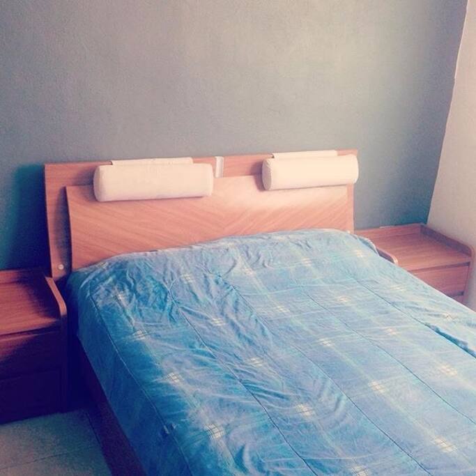 Cama queen + TV + AC