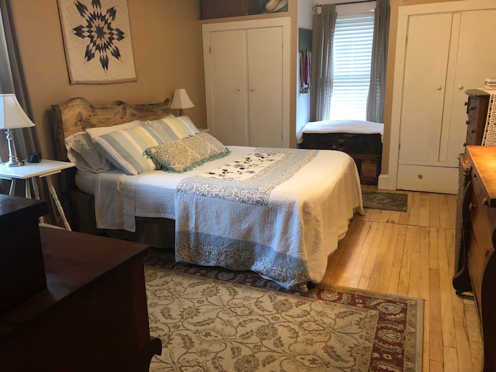 חדר שינה אחד: מיטת קווין נוחה, מרווחת, הרבה ווים לתליית הדברים שלכם! 