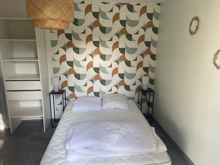 Outbuilding with bathroom and toilet