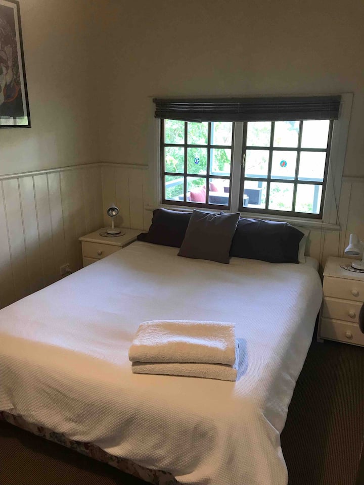 מיטה זוגית רחבה