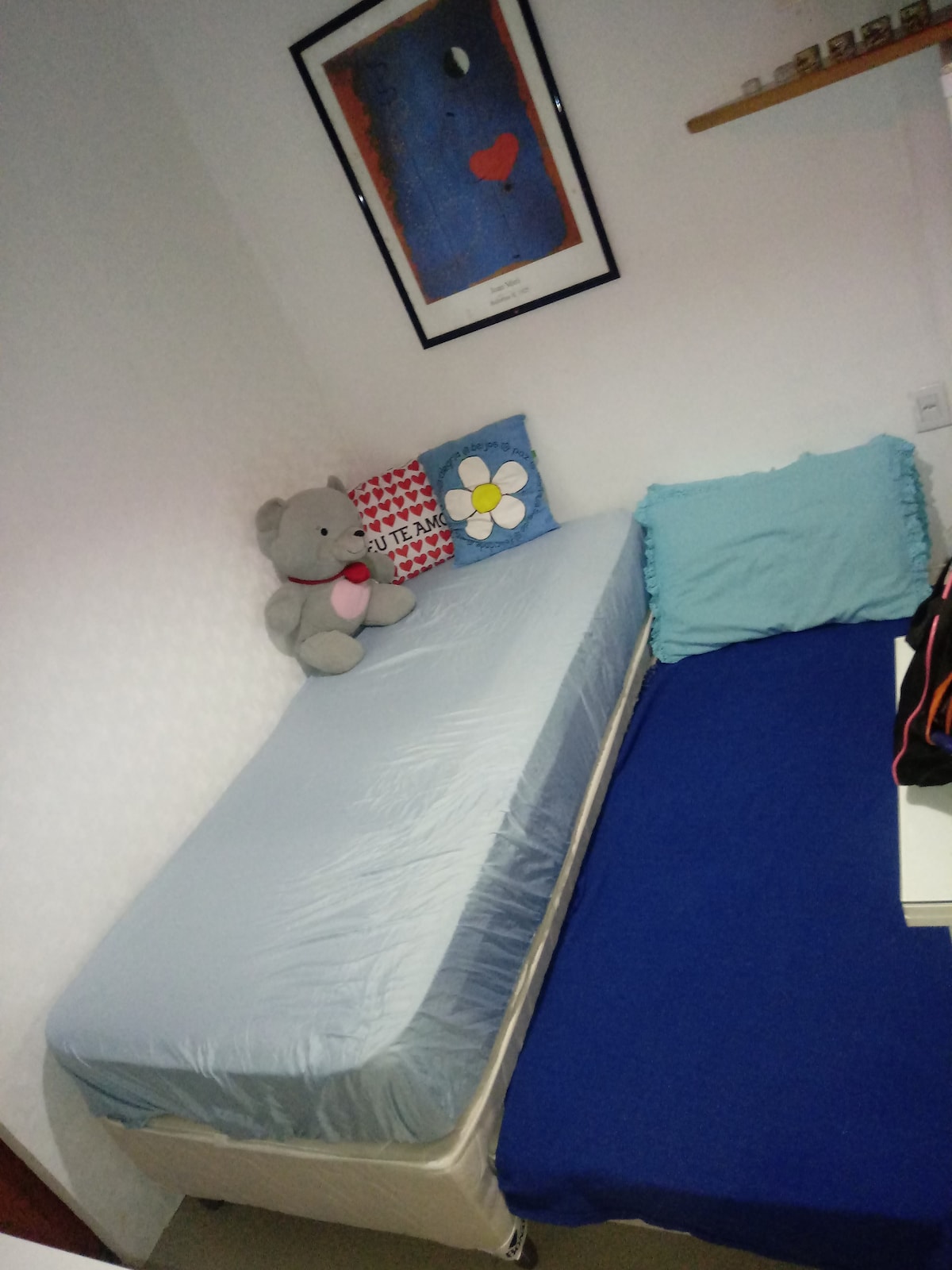 Saleta  tiene: Caja de cama con cama auxiliar (bi-cama) cama individual, nevera. Mesa con 2 sillas. 2 taburetes adicionales. Hack.

