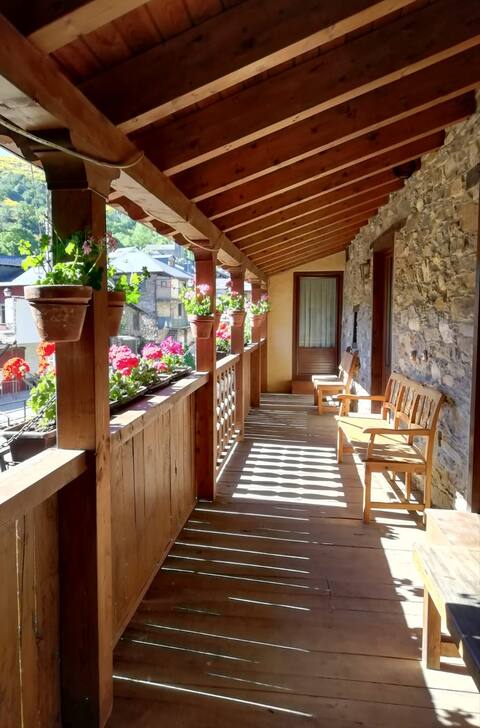 La Casona de la Villa.
 El Bierzo