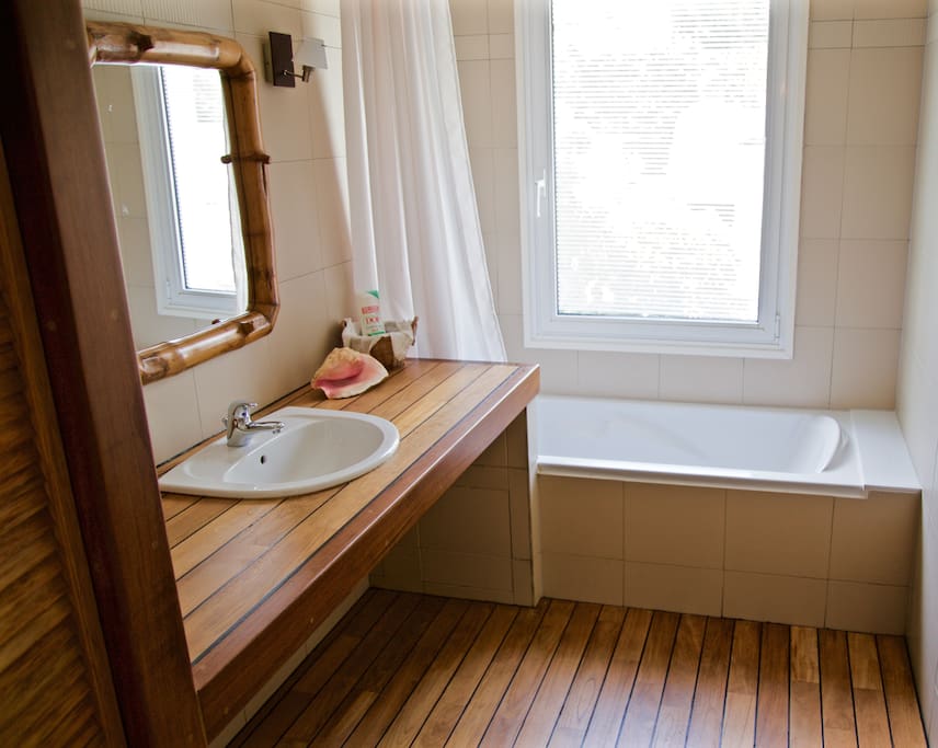 Salle de bains séparant deux chambres.